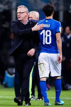 Fußball, WM Playoffs, Italien - Schweden 171113 Sveriges förbundskapten Janne Andersson klappar om Italiens Marco Parolo under fotbollsmatchen i VM-kvalets play-off mellan Italien och Sverige den 13 november 2017 i Milano.  Copyright: ANDREASxLxERIKSSON BB171113AE075