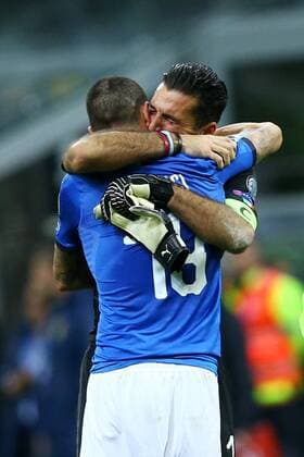 Fußball, WM Playoffs, Italien - Schweden November 13, 2017 - Milan, Italy - FIFA World Cup WM Weltmeisterschaft Fussball Qualifiers play-off Switzerland v Northern Ireland.Gianluigi Buffon and Leonardo Bonucci of Italy crying at the end of at San Siro Stadium in Milan, Italy on November 13, 2017. Italy v Sweden - FIFA 2018 World Cup Qualifier Play-Off: Second Leg  - ZUMAn230 20171113_zaa_n230_483 Copyright: xMatteoxCiambellix
