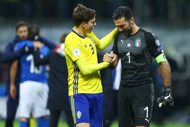 November 13, 2017 - Milan, Italy - FIFA World Cup WM Weltmeisterschaft Fussball Qualifiers play-off Switzerland v Northern Ireland.Victor Lindelof of Sweden comforting Gianluigi Buffon of Italy crying at the end of at San Siro Stadium in Milan, Italy on November 13, 2017. Italy v Sweden - FIFA 2018 World Cup Qualifier Play-Off: Second Leg  - ZUMAn230 20171113_zaa_n230_486 Copyright: xMatteoxCiambellix