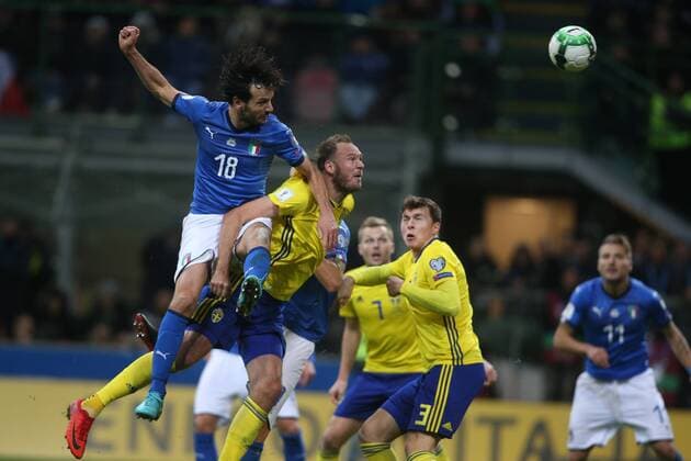 Fußball, WM Playoffs, Italien - Schweden Milan, Italy - November 13: Parolo and Granqvist during the FIFA 2018 World Cup Qualifier Play-off match Italy vs Sweden at Meazza Stadium on November 13, 2017 in Milan, Italy.  Copyright: xmarcoxiacobuccix xIPAx xMarcoxIacobuccix