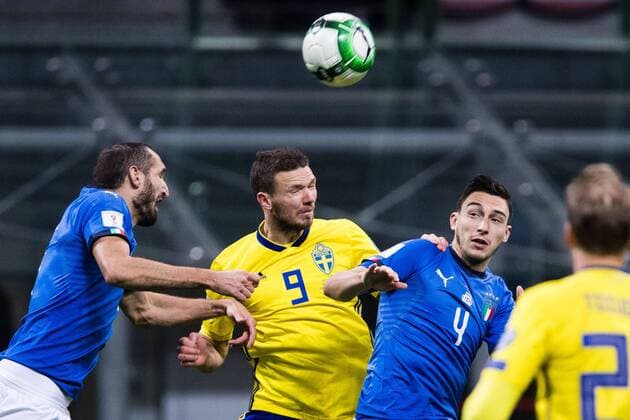 Fußball, WM Playoffs, Italien - Schweden 171113 Italiens Giorgio Chiellini och Matteo Darmian i en nickduell med Sveriges Marcus Berg under fotbollsmatchen i VM-kvalets play-off mellan Italien och Sverige den 13 november 2017 i Milano.  Copyright: ANDREASxLxERIKSSON BB171113AE082