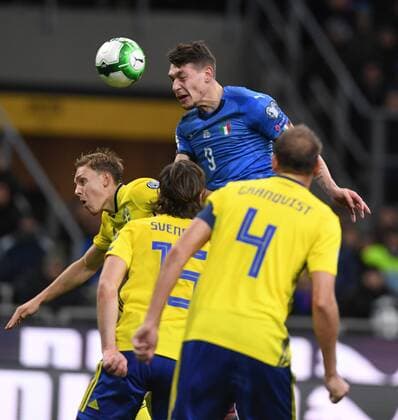 Fußball, WM Playoffs, Italien - Schweden (171114) -- MILAN, Nov. 14, 2017 -- Andrea Belotti (Top) of Italy competes during the second leg of World Cup 2018 Qualifiers playoff match between Italy and Sweden in Milan, Italy, Nov. 13, 2017. The match ended 0-0. Sweden was qualified for the final stage of 2018 FIFA World Cup WM Weltmeisterschaft Fussball with 1-0 on aggregate. ) (SP)ITALY-MILAN-FOOTBALL-FIFA WORLD CUP QUALIFIER-ITALY VS SWEDEN AlbertoxLingria 