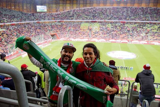 Fußball, Polen - Mexiko November 13, 2017 - EUM20171113DEP20.JPG.GDANSK, Polonia SoccerFutbol-Seleccion Mexicana.- Dos aficionados mexicanos asisten al estadio Stadion Energa Gdansk este lunes, 13 de noviembre de 2017 al Stadion Energa Gdansk para ver jugar a Mexico ante Polonia. Foto: Agencia EL UNIVERSALAbraham GuerreroEVZ Latin News: November 13, 2017  - ZUMAu78_ 20171113_zaf_u78_080 Copyright: xElxUniversalx