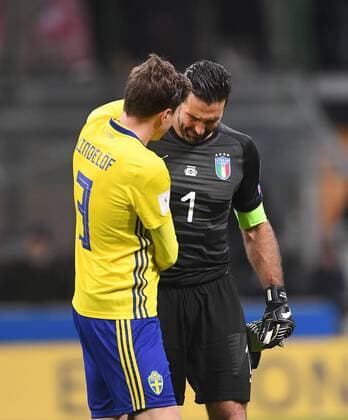 Football International World Cup 2018 Play Off Rueckspiel in Milan 13 11 2017 Italy Sweden Goalkeeper Gianluigi Buffon right Italy DISAPPOINTED After the Game embraces from Victor Lindelof Sweden Milan