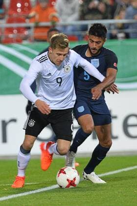 John Eggestein Germany U20 left on the Way to 1 0 Easah Suliman England U20 right Germany vs England Football U20 Elite League 14 11 2017 Zwickau Copyright: xEibner-Pressefoto BertxHarzerx EP_BHR