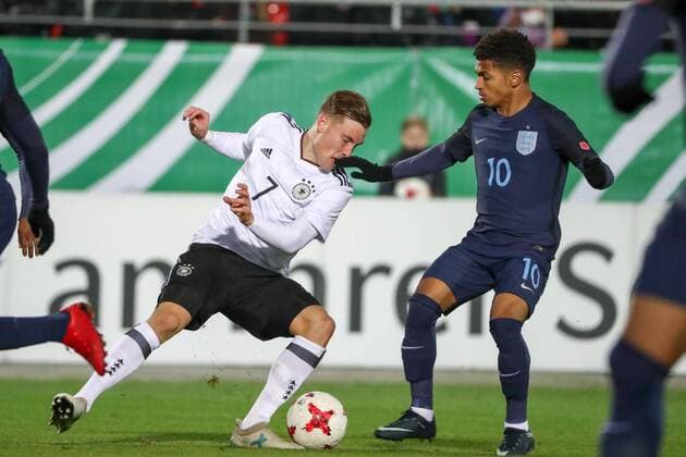 Germany Italy Football U20 Country game Zwickau 14 11 2017 Stadium Zwickau Football U20 international match Germany England 2 1 2 0 in Picture v l David Raum U20 ger Frankfurt and Marcus Edwards U20 tight