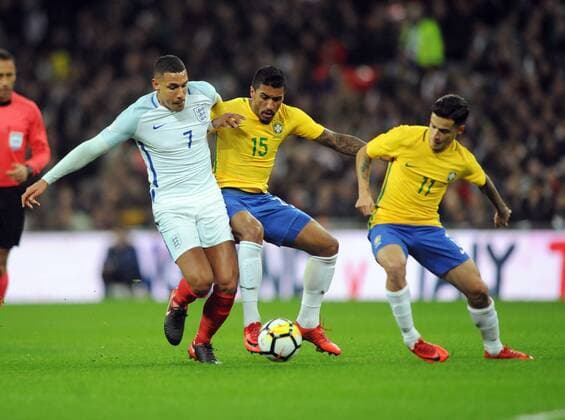 Football - 2017 2018 International Friendly Länderspiel - England vs. Brazil Jake Livermore of England is challenged by Paulinho and Philippe Coutinho of Brazil at Wembley. COLORSPORT ANDREW COWIE 
