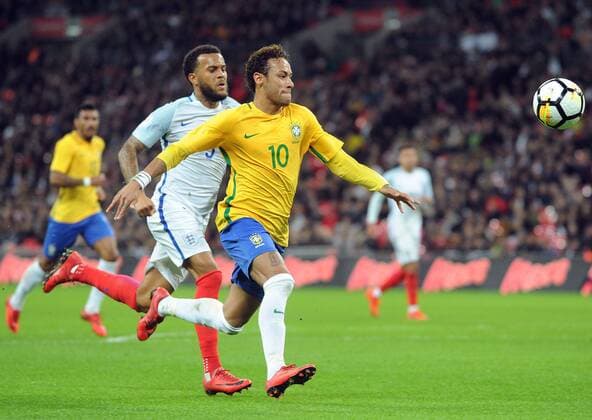 Football - 2017 2018 International Friendly Länderspiel - England vs. Brazil Jesus of Brazil, and Kyle Walker of England at Wembley. COLORSPORT ANDREW COWIE 
