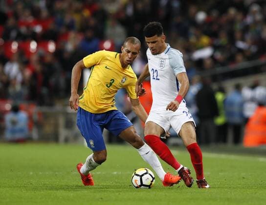 England s Dominic Solanke tussles with Brazil s Miranda during the International Friendly Länderspiel match at Wembley Stadium, London . Picture date: 14th November 2017. Picture credit should read: David Klein Sportimage EDITORIAL USE ONLY. No use with unauthorised audio, video, data, fixture lists, club league logos or live services. Online in-match use limited to 120 images, no video emulation. No use in betting, games or single club league player publications.