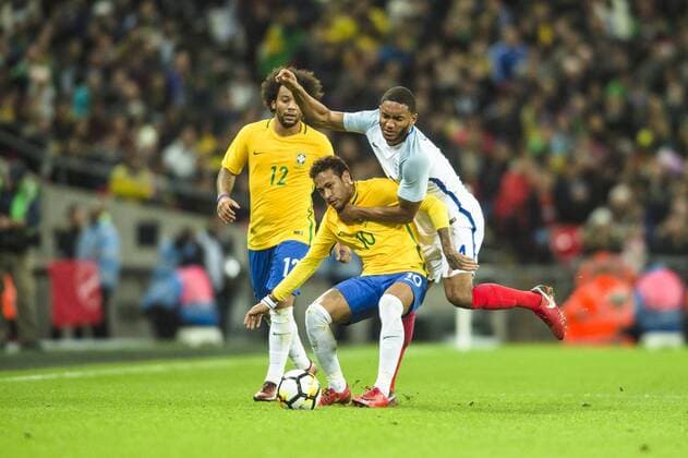 Bilder des Tages - SPORT Neymar jr of Brazil holds off a challenge from Joe Gomez of England during the International Friendly Länderspiel match between England and Brazil at Wembley Stadium, London, England on 14 November 2017. Copyright: xDarrenxMusgrovex 17720091