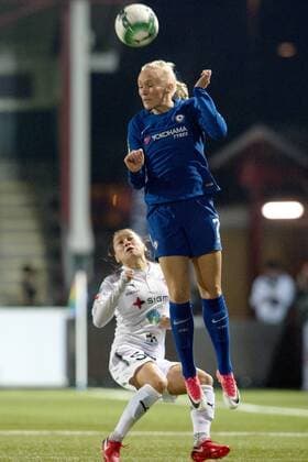 171115 Rosengards Alexandra Lowe Riley och Chelseas Gemma Davison under fotbollsmatchen i Champions League mellan Rosengard och Chelsea den 15 november 2017 i Malmö.  Copyright: LUDVIGxTHUNMAN BB171115LT005