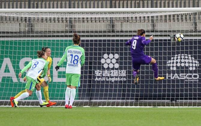 Wolfsburg vs Florence CL Women Wolfsburg Germany 15 11 2017 FOOTBALL VfL Wolfsburg vs ACF Florence 1 16 Final UEFA Womens Champions League Season 2017 18 Image shows Ikaria Mauro shoots goal to 0 1 Wolfsburg