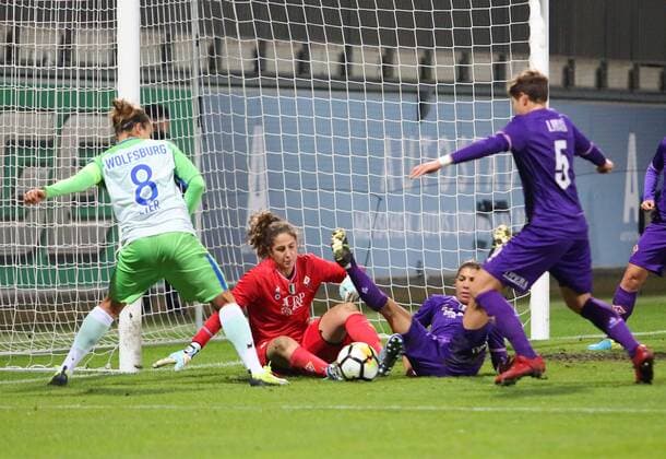 Wolfsburg vs Florence CL Women Wolfsburg Germany 15 11 2017 FOOTBALL VfL Wolfsburg vs ACF Florence 1 16 Final UEFA Womens Champions League Season 2017 18 Image shows Babette Peter VfL Wolfsburg Francesca Durante Florence Wolfsburg