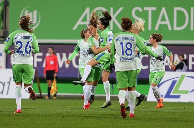 Wolfsburg vs Fiorentina CL Women Wolfsburg Germany 15 11 2017 FOOTBALL VfL Wolfsburg vs ACF Florence 1 16 Final UEFA Womens Champions League Season 2017 18 Image shows Sara Björk Gunnarsdottir VfL Wolfsburg celebrate with their team for their goal to 3 2 Wolfsburg