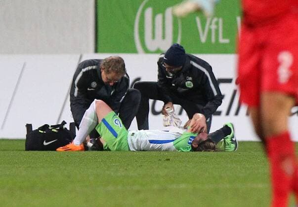 Wolfsburg vs Florence CL Women Wolfsburg Germany 15 11 2017 FOOTBALL VfL Wolfsburg vs ACF Florence 1 16 Final UEFA Womens Champions League Season 2017 18 Image shows Katharina Baunach VfL Wolfsburg is injured on the floor Wolfsburg