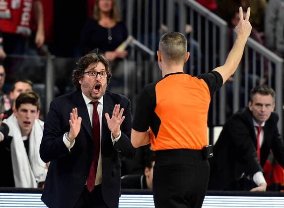 15 11 2017 Basketball Season 2017 2018 Euroleague 7 Gameday Brose Baskets Bamberg FC Barcelona HMI Andrea Trinchieri Head Coach Brose Bamberg is upset about referees decision