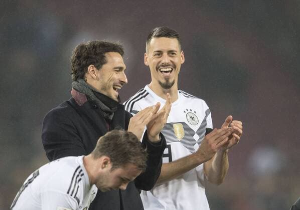 Mats HUMMELS GER and Sandro WAGNER GER laughing at the lap of honor Good mood clapping gossip Gesture Gesture Football Laender match Friendlies Germany GER France FRA 2 2 on 14 11 2017 in Koeln Germany