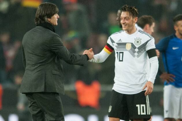 Joachim LOEW li Löw Manager GER gives Mesut OEZIL Özil GER the hand Handshake Player Gesture Gesture Football Laender match Friendlies Germany GER France FRA 2 2 on 14 11 2017 in Koeln Germany Â