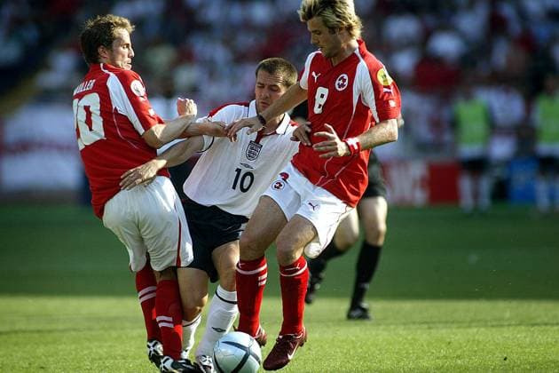 coimbra 17 06 2004 england switzerland 3 0 duel patrick muller michael owen and raphael wicky england switzerland ek portugal 2004 euro 2004 euro 2004