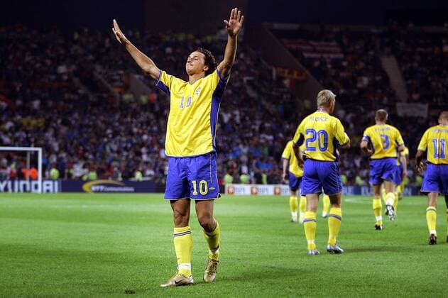 porto 18 06 2004 dragao stadium italy sweden 1 1 ek 2004 portugal euro2004 euro2004 zlatan ibrahimovic celebrates his goal italy sweden