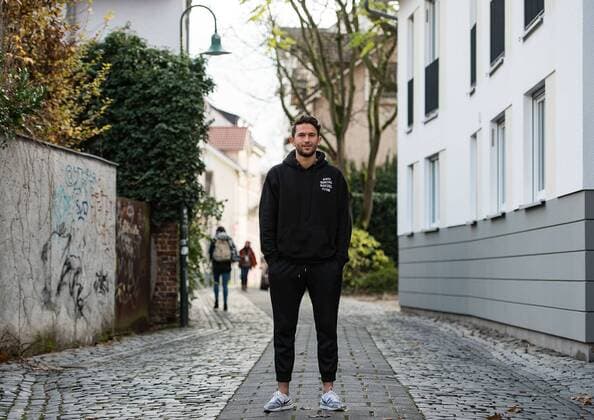 13 11 2017 xfux Football 2 Bundesliga SV Darmstadt 98 photoshoot with Julian von Haacke in the Martinsviertel in Darmstadt and on the grounds of the TU Darmstadt University of Technology emonline emspor deloka vl Julian von Haacke SV Darmstadt 98 Darmstadt