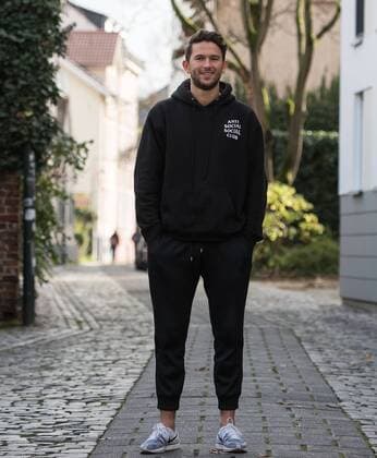 13 11 2017 xfux Football 2 Bundesliga SV Darmstadt 98 photoshoot with Julian von Haacke in the Martinsviertel in Darmstadt and on the grounds of the TU Darmstadt University of Technology emonline emspor deloka vl Julian von Haacke SV Darmstadt 98 Darmstadt