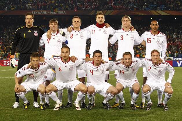 pretoria, 19-06-2010, kameroen - denemarken elftalfoto denemarken. staand v.l.n.r. thomas sorensen, jon dahl tomasson, jesper gronkjaer, nicklas bendtner, simon kjaer, simon poulsen. gehurkt v.l.n.r. martin jorgensen, lars jacobsen, danier agger, dennis rommedahl, christian poulsen kameroen - denemarken *** pretoria 19 06 2010 cameroon denmark elftalfoto denmark standing of thomas sorensen jon dahl tomasson jesper gronkjaer nicklas bendtner simon kjaer simon poulsen squatting v l n r martin jorgensen lars jacobsen danier agger dennis rommedahl christian poulsen cameroon denmark football world cup 2010 south africa 