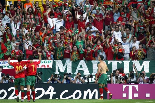 lisbon alvalade stadion 30 06 2004 semi-finals euro 2004 ek portugal euro2004 portugal nederland 2 1 joy with portuguese fans after goal cristiano ronaldo portugal netherlands kpnw200427
