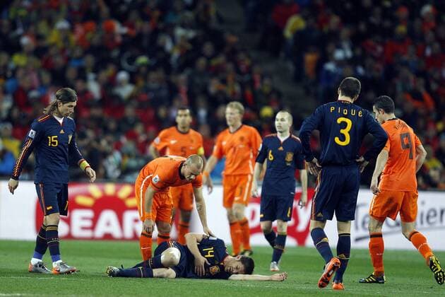 wk2010 wk 2010 johannesburg 11 07 2010 soccer city stadium wk final netherlands spain 0 1 after elongation tough competition with a huge number of fouls here xabi alonso is lying on the ground after karate kick of nigel the young wesley sneijder watches the Netherlands spain