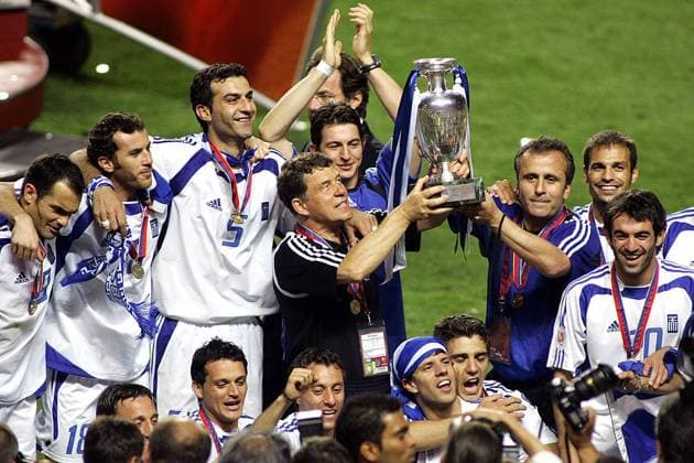 lisbon 04 07 2004 stadium da luz finale euro 2004 euro2004 ek portugal portugal greece 0 1 otto rehhagel with cup cup and left traianos dellas 5 and right karagounis 20 portugal greece