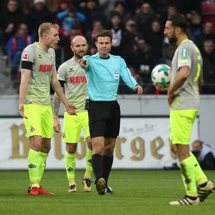 Referee Felix Brych decides after video evidence on penalty kick for Mainz the Koelner players Frederik Soerensen Konstantin Rausch and Dominik Maroh from left are annoyed about the decision FSV Mainz 05 vs 1 FC Koeln Soccer 1 Bundesliga 18 11 2017 Mainz Copyright: xWeissx Eibner-Pressefotox EP_rws