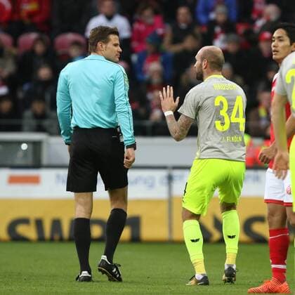 Konstantin Rausch Koeln discusses the penalty FSV Mainz 05 vs 1 FC Koeln with referee Felix Brych Soccer 1 Bundesliga 18 11 2017 Mainz Copyright: xWeissx Eibner-Pressefotox EP_rws