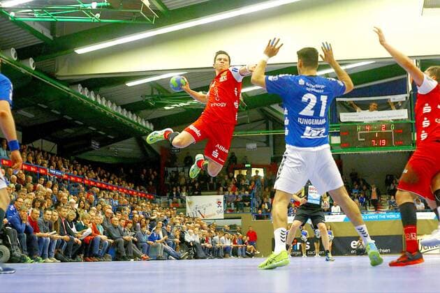 Goal shot by Carsten Ridder Essen Philip Jungemann Aue Handball 2 League 2017 18 EHV Aue TUSEM Essen on 18 11 2017 EHV Aue TUSEM Essen