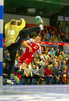 Carsten Ridder Essen fails for goalkeeper Robert Wetzel Aue Handball 2 League 2017 18 EHV Aue TUSEM Essen on 18 11 2017 EHV Aue TUSEM Essen