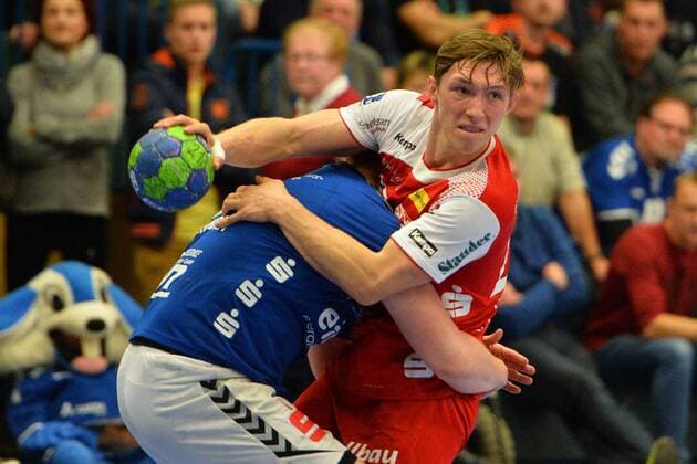 Bengt Bornhorn EHV Aue li and Justin Mueller TUSEM Essen re EHV Aue vs TUSEM Essen 18 11 2017 2 Handball Bundesliga Loessnitz Copyright: xEibner-Pressefoto BertxHarzerx EP_BHR