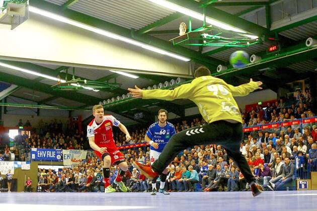 Noah Beyer overcame by seven meters Essen Goalkeeper Eric Töpfer Aue Handball 2 League 2017 18 EHV Aue TUSEM Essen on 18 11 2017 EHV Aue TUSEM Essen