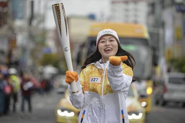 November 13, 2017 - Tongyeong, Gyeongnam, South Korea - Nov 13, 2017-Tongyeong, South Korea-South Korean Runner hold 2018 Pyeongchang Winter Olympic Torch with run in Tongyeong, South Korea. 2018 Pyeongchang Olympic Torch Run on Tongyeong - ZUMAr168 20171113_zap_r168_020 Copyright: xRyuxSeung-Ilx