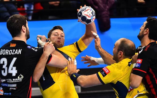 18.11.2017 Skopje(FYR Macedonia) HC Vardar-Rhein Neckar Löwen EHF Champions League men s handball Harald Reinkind (c) Rhein Neckar Löwen stopped between Vuko Borozan(L) and ILIJA Abutovic(r) HC Vardar :Str 