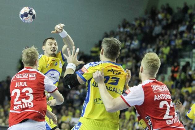 Kielce, 18.11.2017 PILKA RECZNA MÄ˜Å»CZYZN LIGA MISTRZOW MECZ PGE VIVE KIELCE - AALBORG HANDBOLD HANDBALL MAN , CHAMPIONS LEAUGUE , PGE VIVE KIELCE - Aalborg handbold NZ krzysztof lijewski FOT. Pawel Janczyk 400mm.pl NEWSPIX.PL --- Newspix.pl FRANCE OUT!  171118JAN054