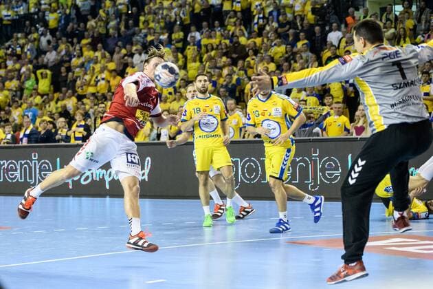 20171118, Kielce, Hala Legionow, Pilka reczna mezczyzn, EHF Liga Mistrzow sezon 2017 2018 Mecz PGE VIVE Kielce - Aalborg Handbold N z Janus Dadi Smarason, Slawomir Szmal Fot Rafal Oleksiewicz PRESSFOCUS 20171118, Kielce, Hala Legionow, 2017 2018 EHF Men s Champions League Group Phase Match PGE VIVE Kielce - Aalborg Handbold Janus Dadi Smarason, Slawomir Szmal Credit Rafal Oleksiewicz PRESSFOCUS NEWSPIX.PL --- Newspix.pl FRANCE OUT!  20171118PF_RO0854