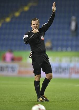 SOCCER - BL, St.Poelten vs WAC SANKT POELTEN,AUSTRIA,18.NOV.17 - SOCCER - tipico Bundesliga, SKN Sankt Poelten vs WAC Wolfsberg. Image shows referee Dieter Muckenhammer. GEPAxpictures xM.xHoermandinger
