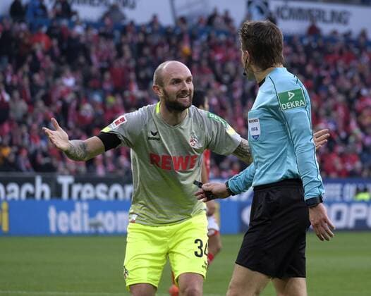Soccer Bundesliga Season 2017 2018 Mainz Opel Arena 18 11 2017 1 FSV Mainz 05 mz 1 FC Köln k Konstantin RAUSCH 1 FC Koeln does not approve of the 11-yard decision by referee Felix BRYCH Football Bundesliga 1 FSV Mainz 05