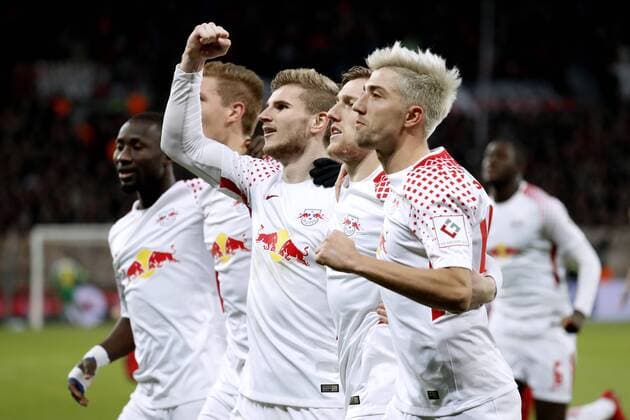 FORSBERG Emil Team RB Leipzig Cheers for scorers Forsberg after transformed 11m with WERNER Timo and KAMPL Kevin DFL Soccer Bundesliga Season 2017 2018 Match Bayer 04 Leverkusen RB Leipzig 2 2 on 18 November 2017 in Leverkusen