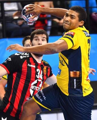 18.11.2017 Skopje(FYR Macedonia) HC Vardar-Rhein Neckar Löwen EHF Champions League men s handball Mads Mensah Larsen(r) Rhein Neckar Löwen, Vuko Borozan(L) HC Vardar :Str 