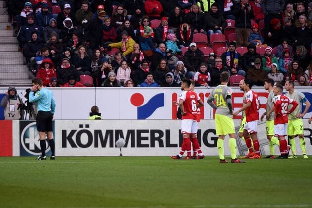 18 11 2017 Mainz Opel Arena 1 Bundesliga Football Season 2017 2018 FSV Mainz 05 vs 1 FC Köln Referee Felix Brych is now calling for the video Referee to search the players