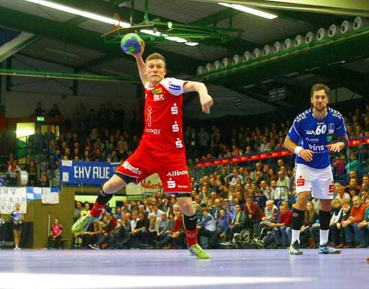 Seven meters run by Noah Beyer Essen right Marc Pechstein Aue Handball 2 League 2017 18 EHV Aue TUSEM Essen 27 29 am 18 11 2017 EHV Aue TUSEM Essen