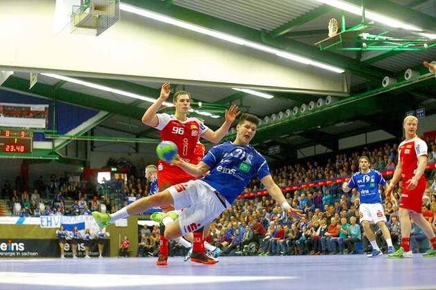Philip Jungemann Aue behind Tim Zechel Eating Right Alexander Koke Aue and Michael Kintrup Essen Handball 2 League 2017 18 EHV Aue TUSEM Essen 27 29 am 18 11 2017 EHV Aue TUSEM Essen