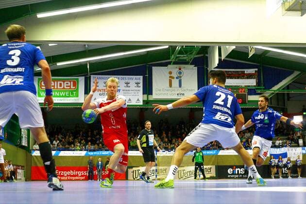 Michael Kintrup Essen left Eric Meinhardt Aue right Philip Jungemann Aue and Marc Pechstein Aue Handball 2 League 2017 18 EHV Aue TUSEM Essen 27 29 am 18 11 2017 EHV Aue TUSEM Essen