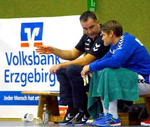 Coach Stephan Swat Aue with Alexander Koke Aue Handball 2 League 2017 18 EHV Aue TUSEM Essen 27 29 on 18 11 2017 EHV Aue TUSEM Essen