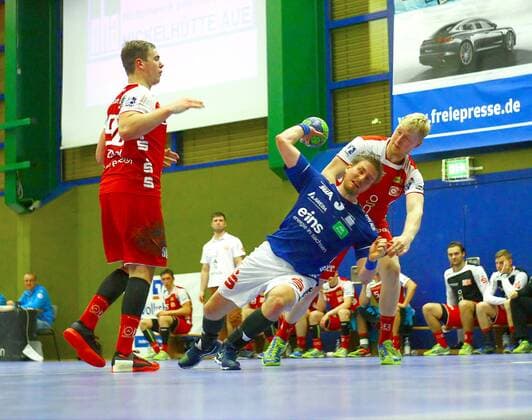 Eric Meinhardt Aue left Tim Zechel eating right Michael Kintrup eating handball 2 league 2017 18 EHV Aue TUSEM eating 27 29 on 18 11 2017 EHV Aue TUSEM eating